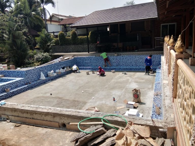 membangun kolam renang