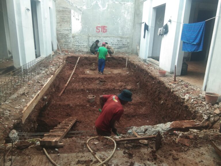 Proses Penggalian Kolam Renang Ibu Inet, Jl Ampera