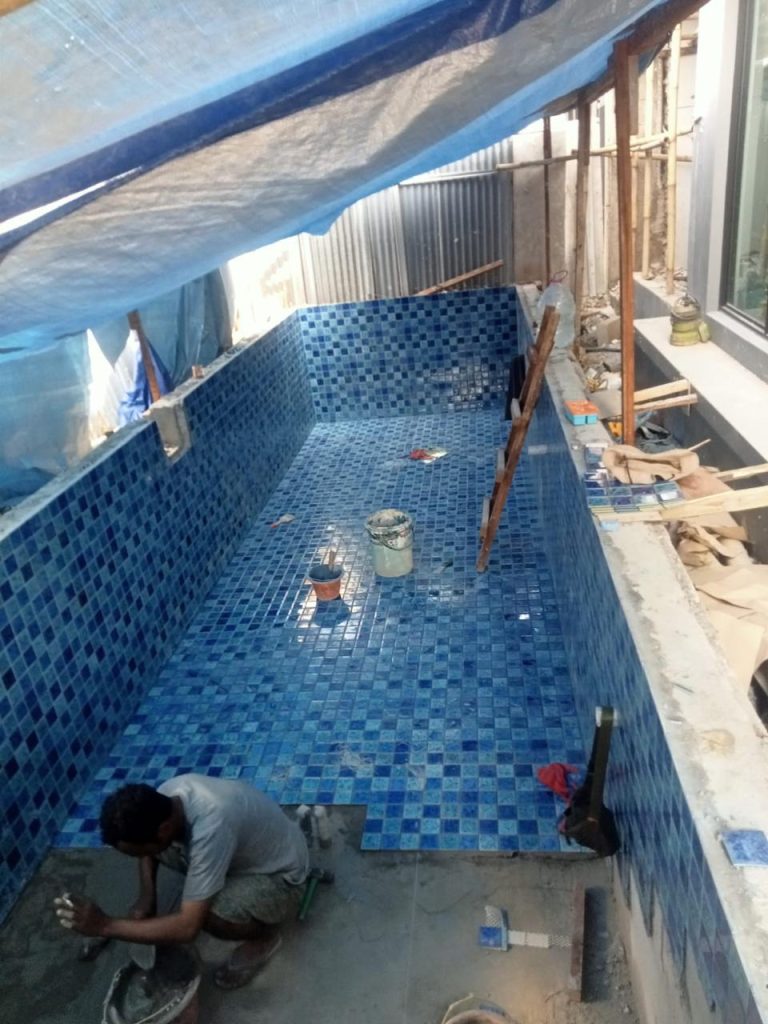 Proses Pemasangan Keramik Kolam Renang Bapak Basri di BSD 2